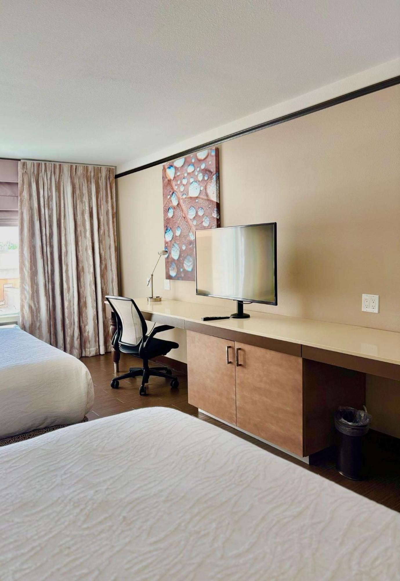 Kozy Hotel Houston North Westfield Экстерьер фото